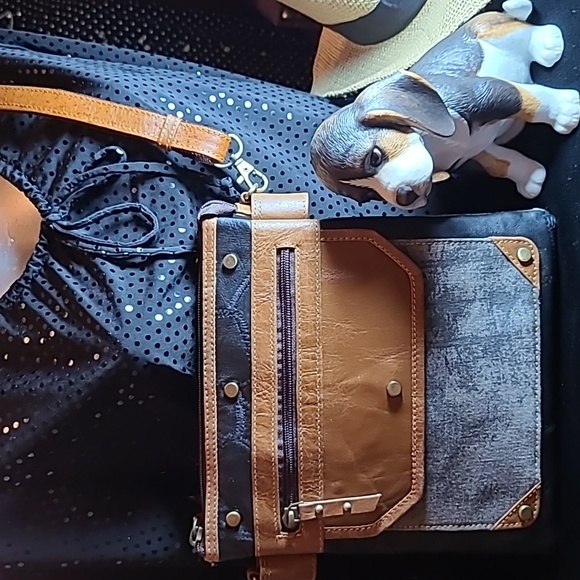 Stylish Tan and Black Crossbody Bag - Picture 1 of 13
